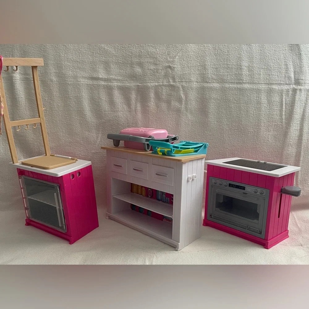 Gently Used Barbie 3 Piece Ultimate Kitchen, Needs Batteries - Picture 4 of 10